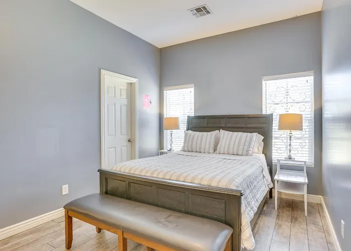 Apartment 2 Mi To Chase Field & Phx Arena! *